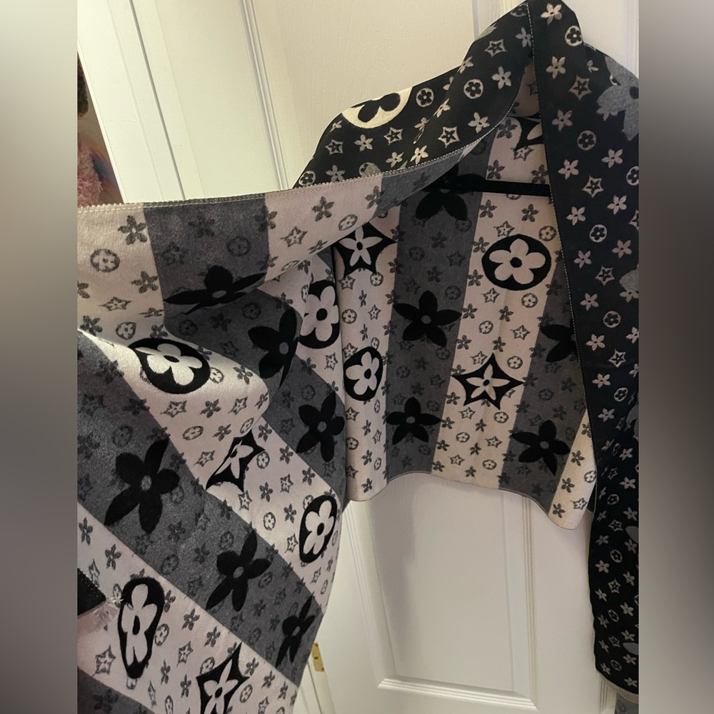 Luxury Style Scarf NWT - Picture 2 of 3